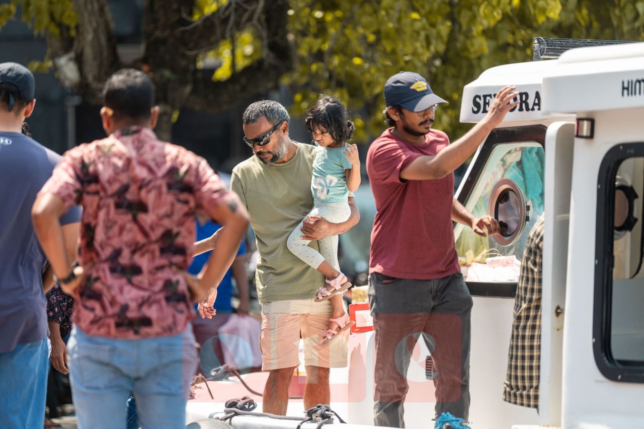 ވަން ފޮޓޯ: އީދަށް މީހުން ރަށަށް ފުރުން
