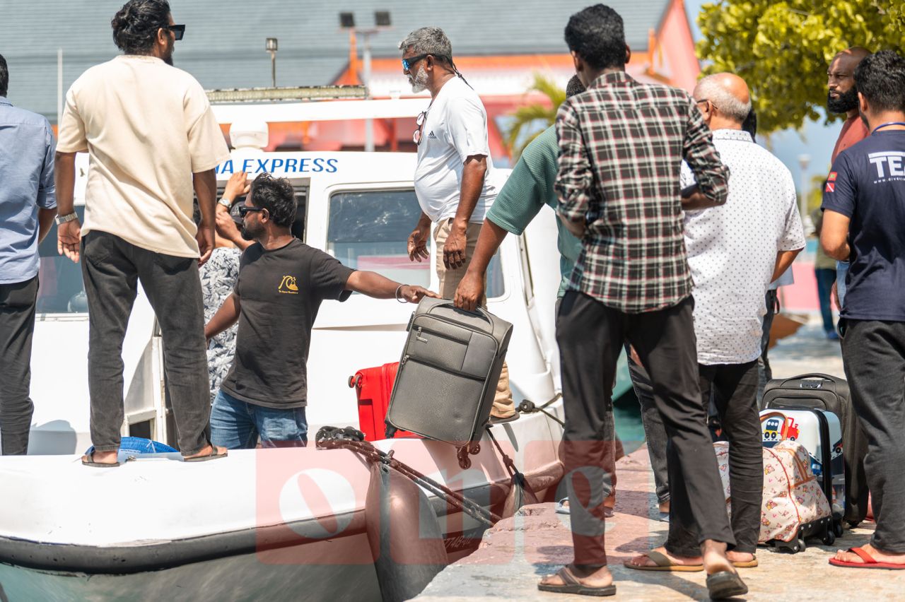 ވަން ފޮޓޯ: އީދަށް މީހުން ރަށަށް ފުރުން