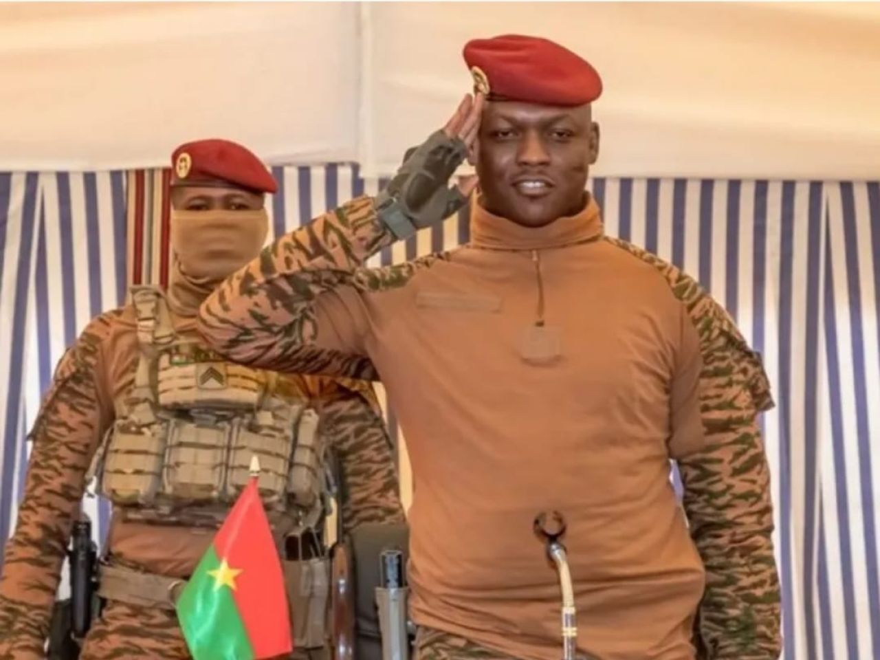 burkina faso ge zuvaan askaree leader Traoré  aa medhu dhekevenee thedhu vaahaka ehtha?