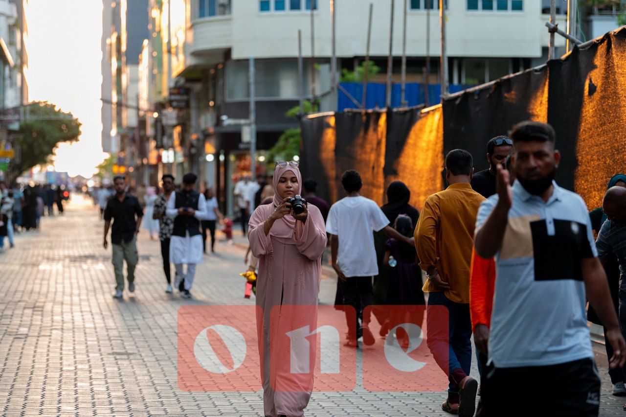 ވަން ފޮޓޯ: މާލޭގެ މަގުތަކަށް ހިމޭންކަމުގެ ވަގުތުކޮޅެއް!