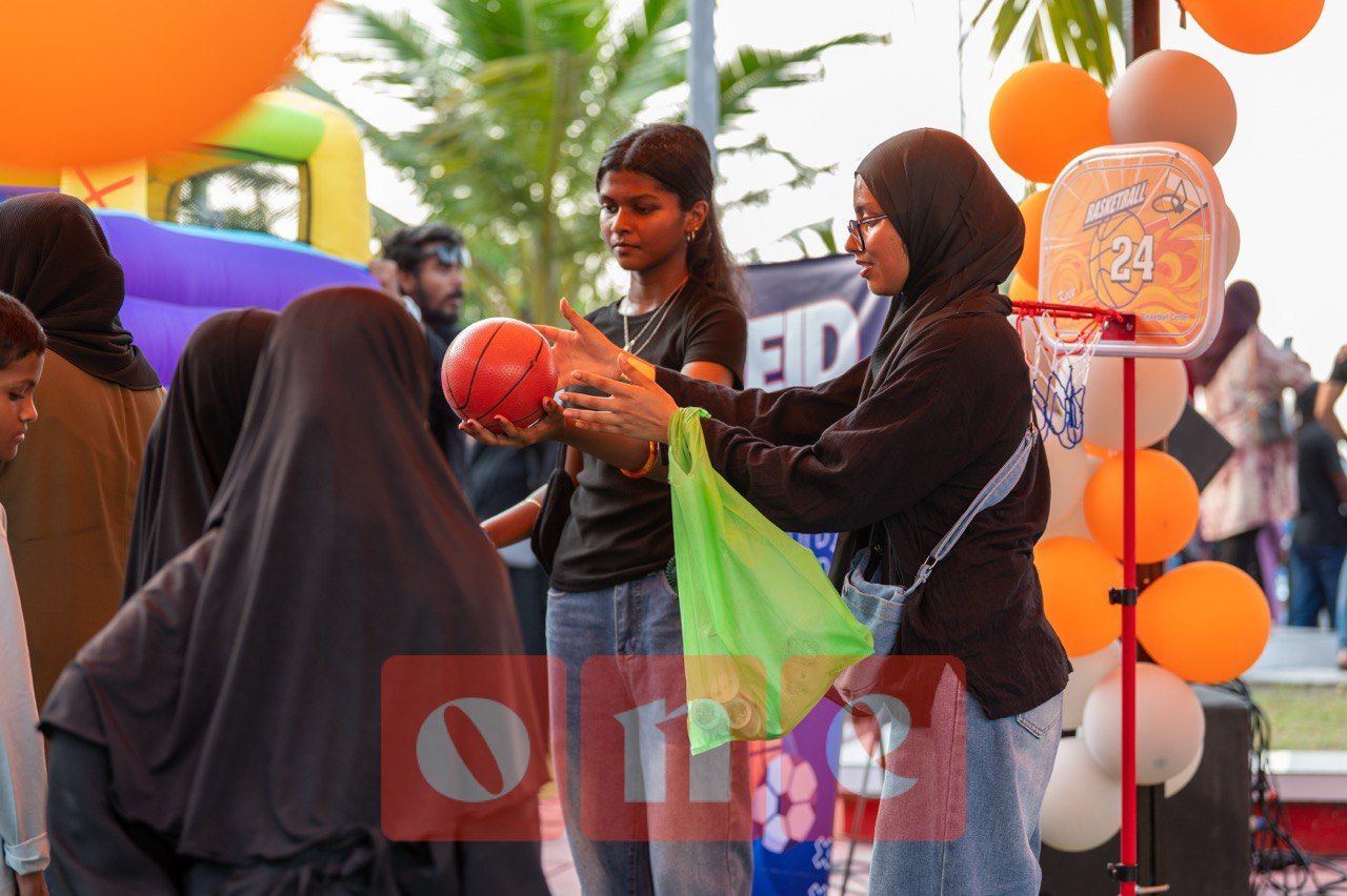 ވަން ފޮޓޯ: ތަފާތު ހަރަކާތްތަކަކާއެކު ބޭއްވި 