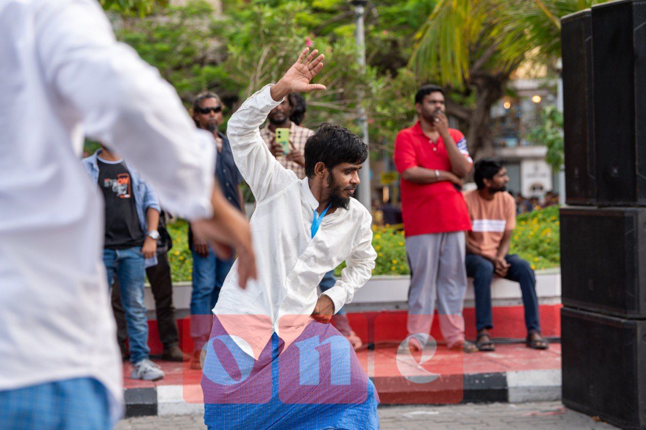 ވަން ފޮޓޯ: ތަފާތު ހަރަކާތްތަކަކާއެކު ބޭއްވި 