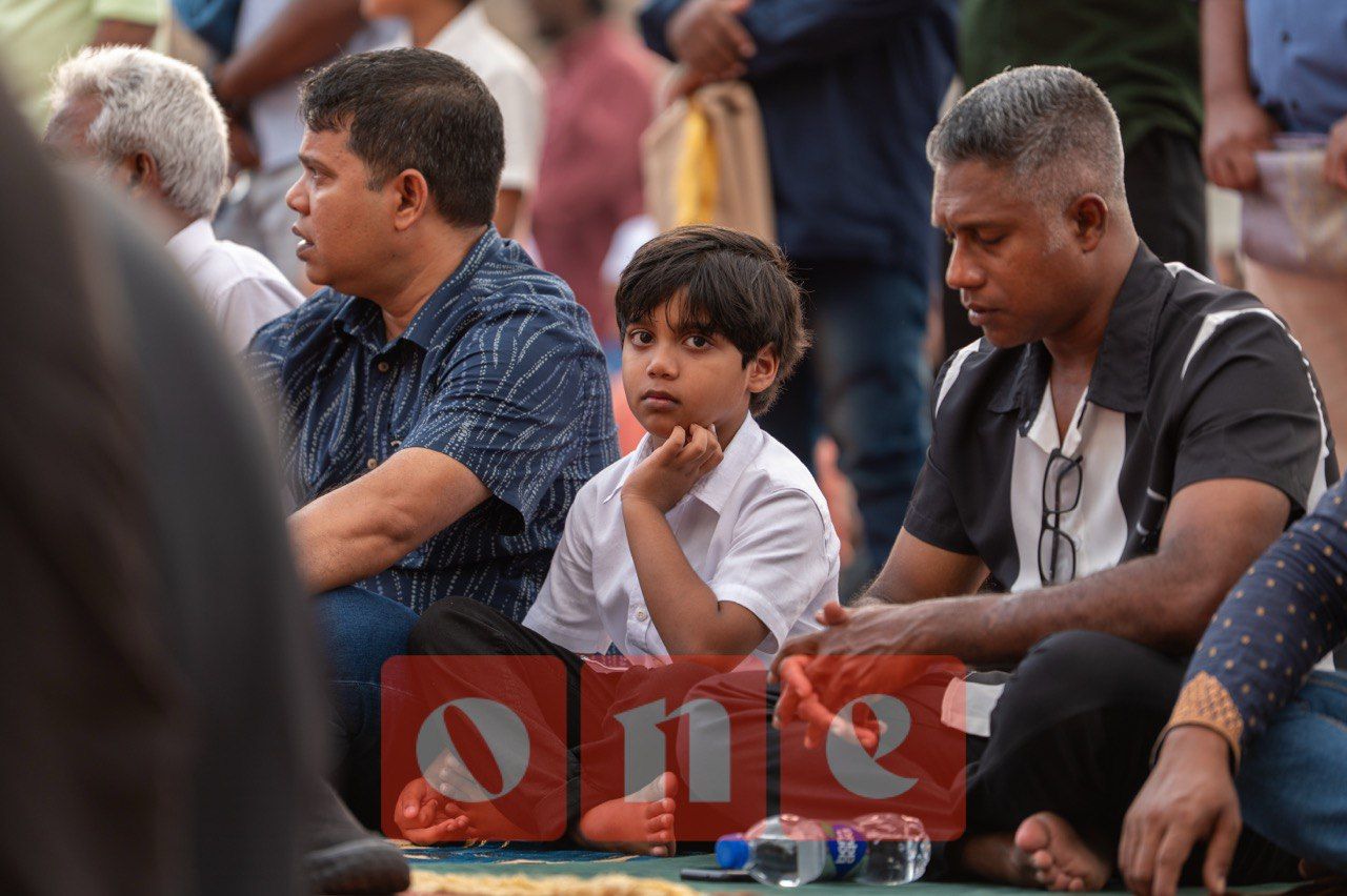 ވަން ފޮޓޯ: ހުޅުމާލޭގައި ބޮޑު ޖަމާއަތުގައި ފިތުރު އީދު ނަމާދުކުރުން 