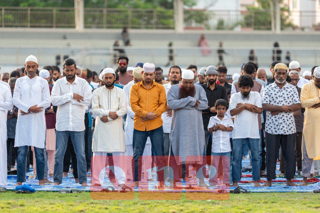 ވަން ފޮޓޯ: ހުޅުމާލޭގައި ބޮޑު ޖަމާއަތުގައި ފިތުރު އީދު ނަމާދުކުރުން 