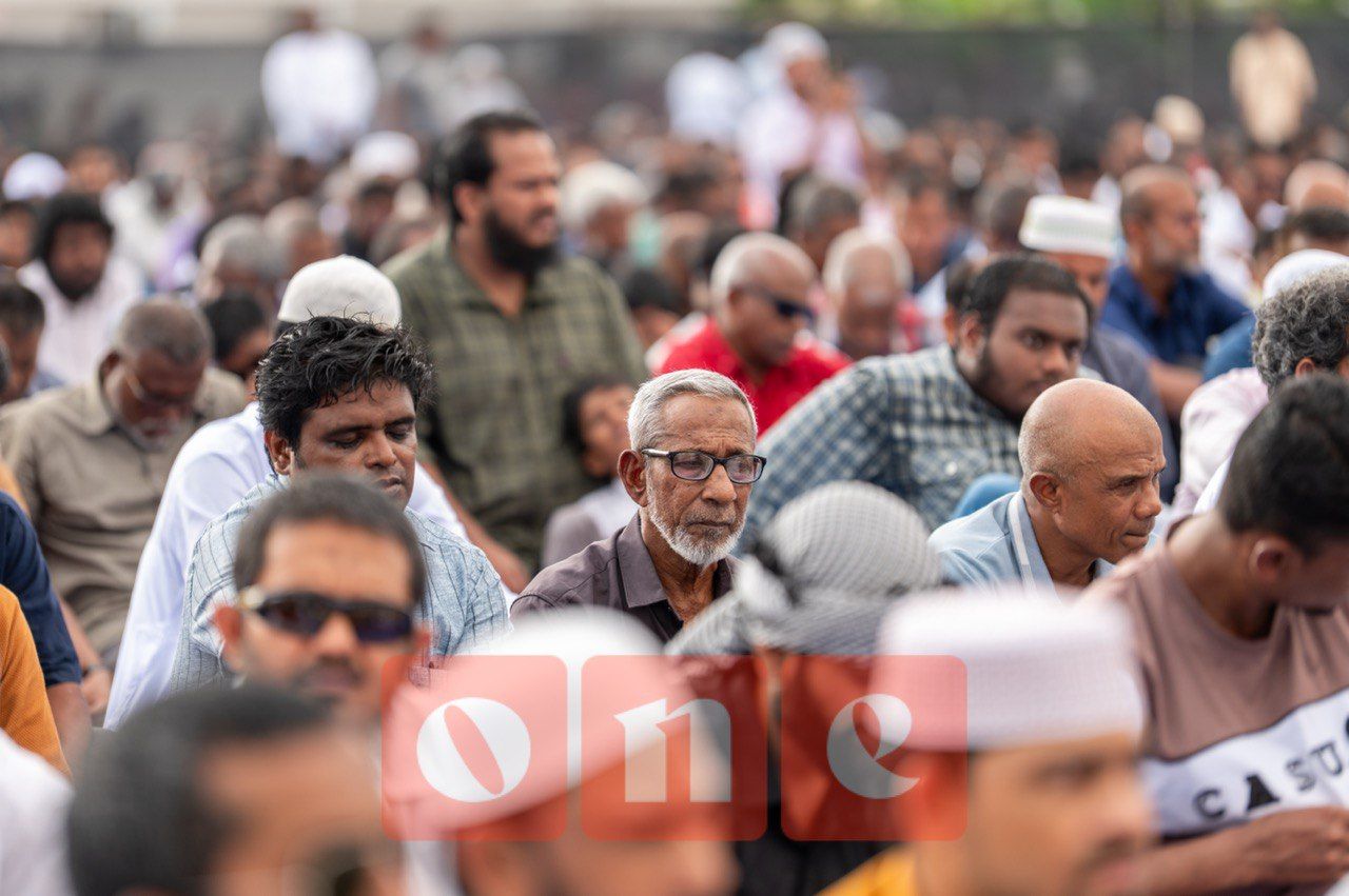 ވަން ފޮޓޯ: ހުޅުމާލޭގައި ބޮޑު ޖަމާއަތުގައި ފިތުރު އީދު ނަމާދުކުރުން 