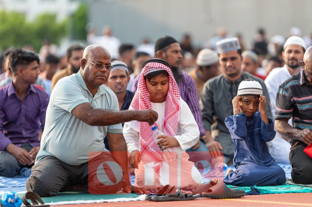 ވަން ފޮޓޯ: ހުޅުމާލޭގައި ބޮޑު ޖަމާއަތުގައި ފިތުރު އީދު ނަމާދުކުރުން 