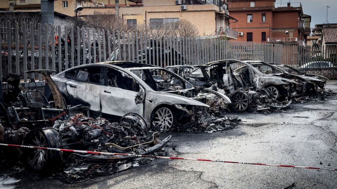 Rome gai hunna Tesla ge gudhaneh roave 17 kaaru andhaifi