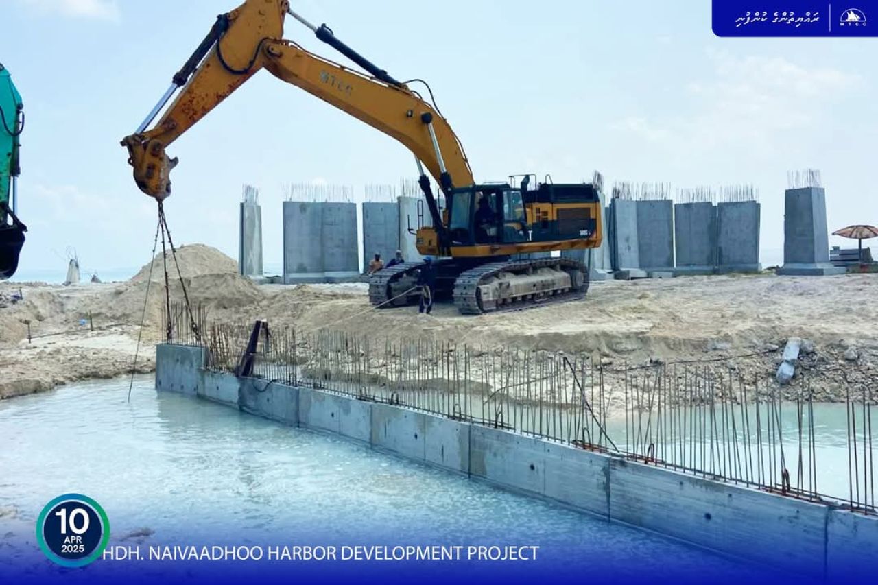 Naavaidhoo bandharu: Quay wall elhumah concrete block thah harukuranee 