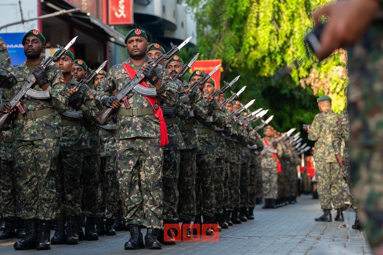 ވަން ފޮޓޯ: ސިފައިންގެ 133 ވަނަ އަހަރީ ދުވަހުގެ ޕެރޭޑް