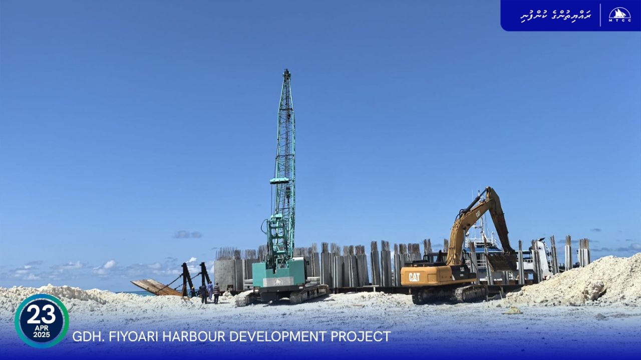 Fiyoaree bandharu: Concrete block ge furathama shipment gengosffi 