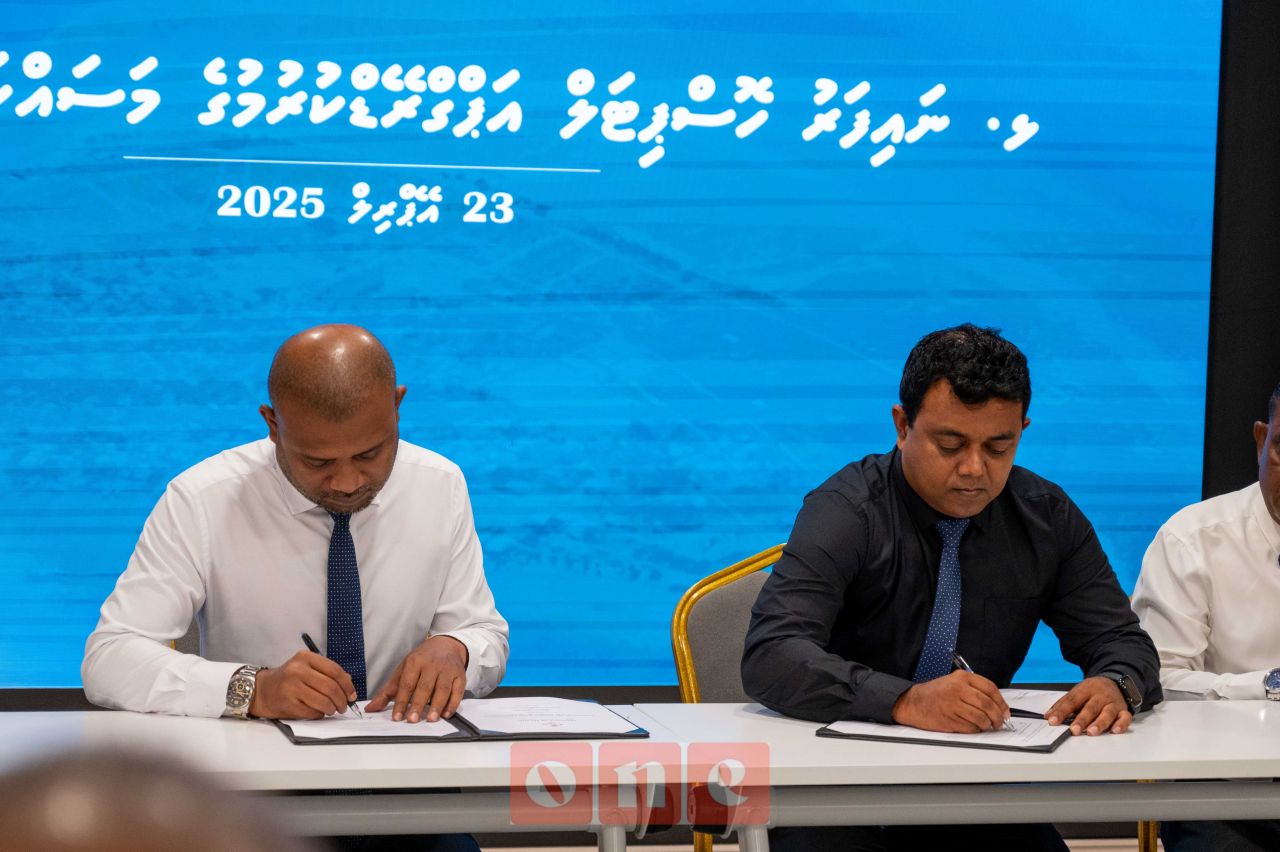 ވަން ފޮޓޯ: ދެ ހޮސްޕިޓަލެއް ޓާޝަރީ ފެންވަރަށް ބަދަލުކުރުމުގެ މަސައްކަތް ހަވާލުކުރުން 
