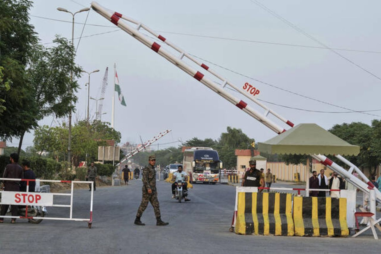 India aai Pakistan in border sarahadhdhugai hamalaa badhalukohffi