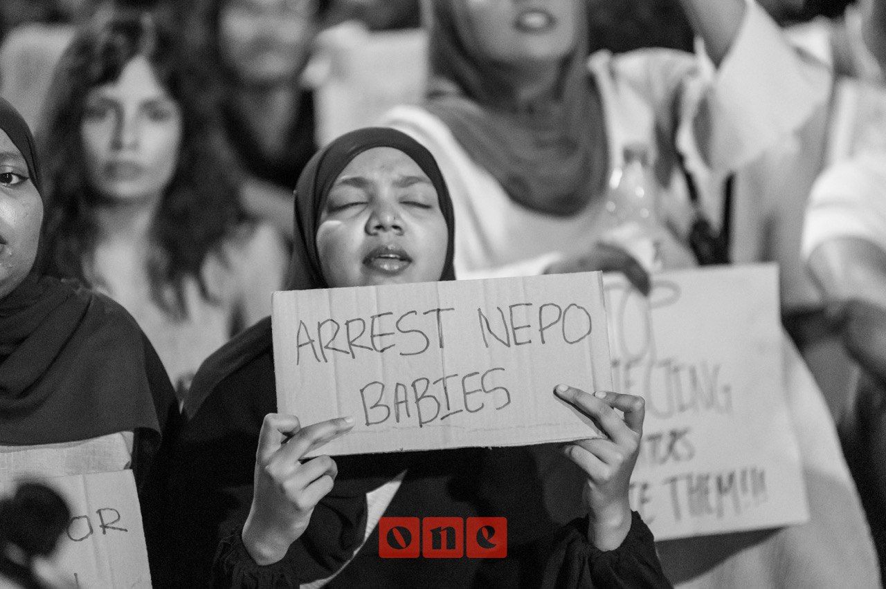 ވަން ފޮޓޯ: އިމާރާތުން ވެއްޓުނު ޒުވާނާއަށް އިންސާފު ހޯދައިދޭން ގޮވާލައި ކުރިއަށްގެންދާ އިހުތިޖާޖު