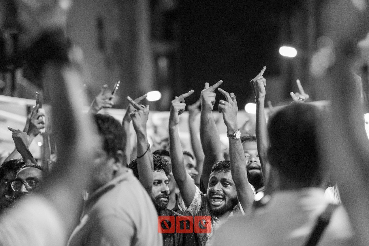ވަން ފޮޓޯ: އިމާރާތުން ވެއްޓުނު ޒުވާނާއަށް އިންސާފު ހޯދައިދޭން ގޮވާލައި ކުރިއަށްގެންދާ އިހުތިޖާޖު