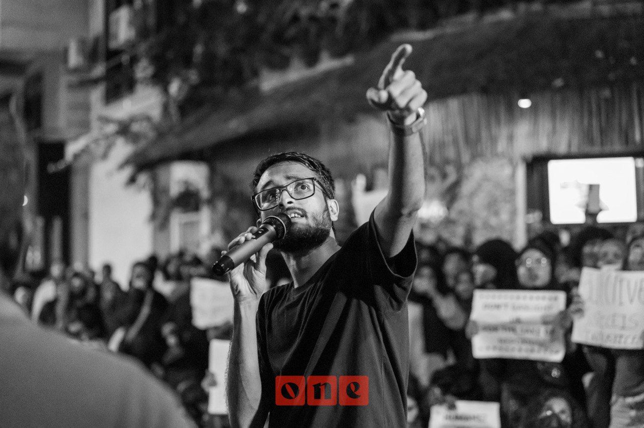 ވަން ފޮޓޯ: އިމާރާތުން ވެއްޓުނު ޒުވާނާއަށް އިންސާފު ހޯދައިދޭން ގޮވާލައި ކުރިއަށްގެންދާ އިހުތިޖާޖު