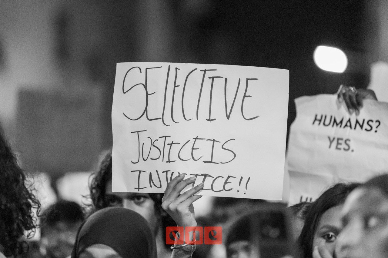 ވަން ފޮޓޯ: އިމާރާތުން ވެއްޓުނު ޒުވާނާއަށް އިންސާފު ހޯދައިދޭން ގޮވާލައި ކުރިއަށްގެންދާ އިހުތިޖާޖު