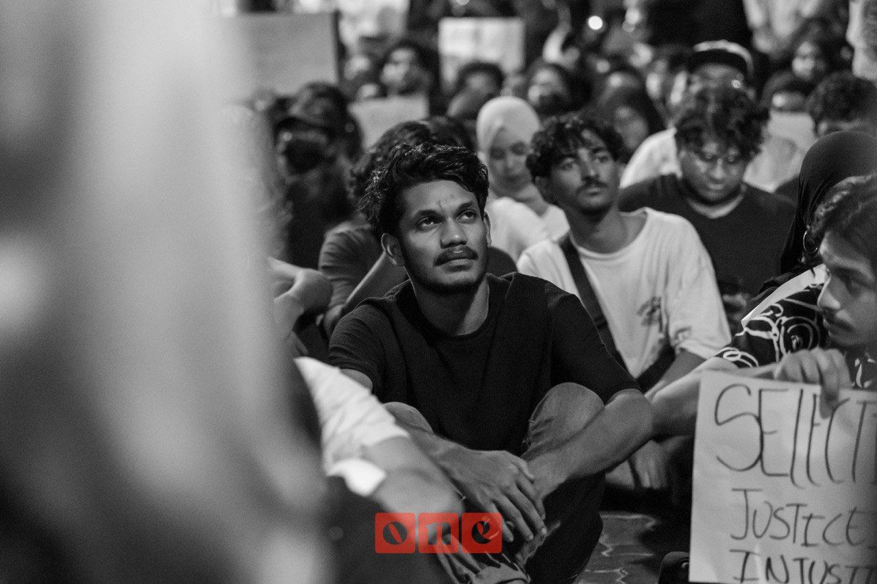 ވަން ފޮޓޯ: އިމާރާތުން ވެއްޓުނު ޒުވާނާއަށް އިންސާފު ހޯދައިދޭން ގޮވާލައި ކުރިއަށްގެންދާ އިހުތިޖާޖު