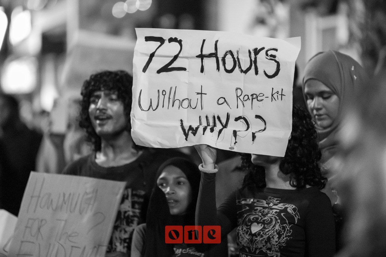 ވަން ފޮޓޯ: އިމާރާތުން ވެއްޓުނު ޒުވާނާއަށް އިންސާފު ހޯދައިދޭން ގޮވާލައި ކުރިއަށްގެންދާ އިހުތިޖާޖު