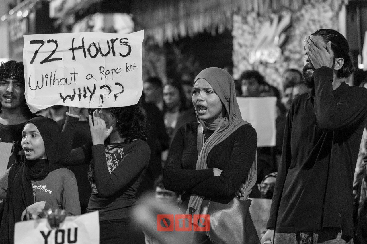 ވަން ފޮޓޯ: އިމާރާތުން ވެއްޓުނު ޒުވާނާއަށް އިންސާފު ހޯދައިދޭން ގޮވާލައި ކުރިއަށްގެންދާ އިހުތިޖާޖު