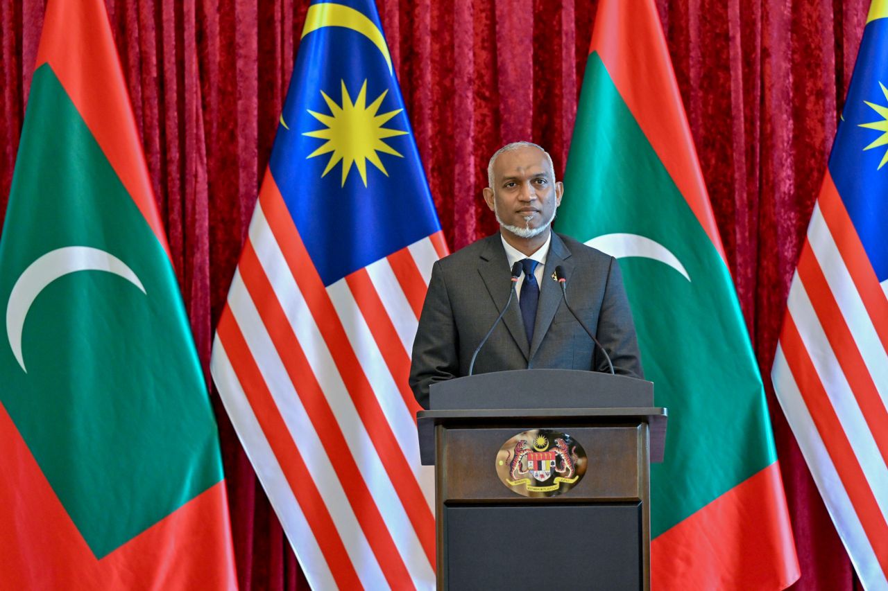 Malaysia ge minivandhuvahuge munaasabathugai Raees thahuniyaa fonuvvaifi 