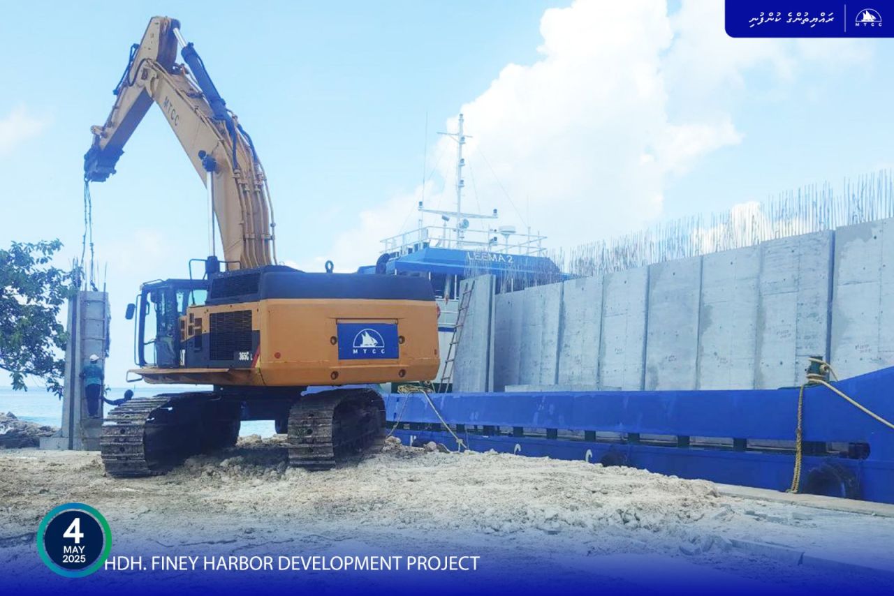 Finey bandharu masahkathah beynunvaa concrete block ge furathama shipment site ah 