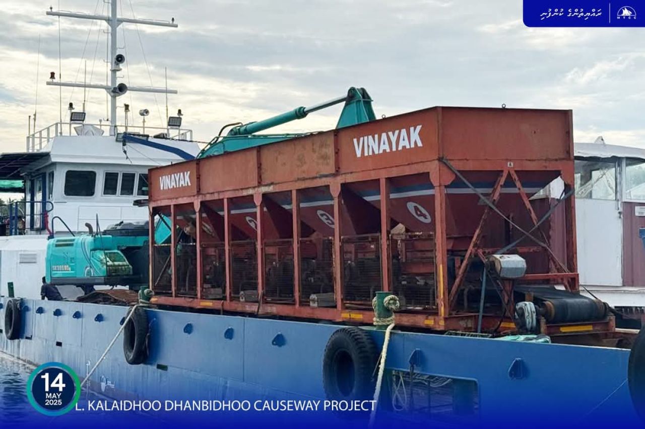 L. Kalaidhoo - Dhanbidhoo causeway spun piles ge furathama shipment site ah gengosfi 
