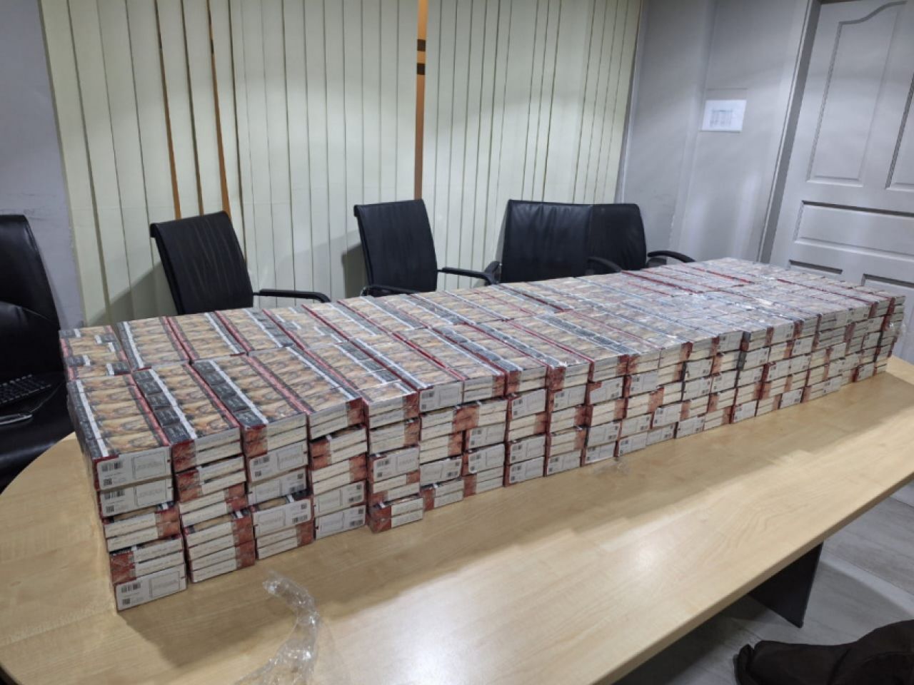 Customs ge gudhanun cigarette beyru kuri meehun dhookollaifi