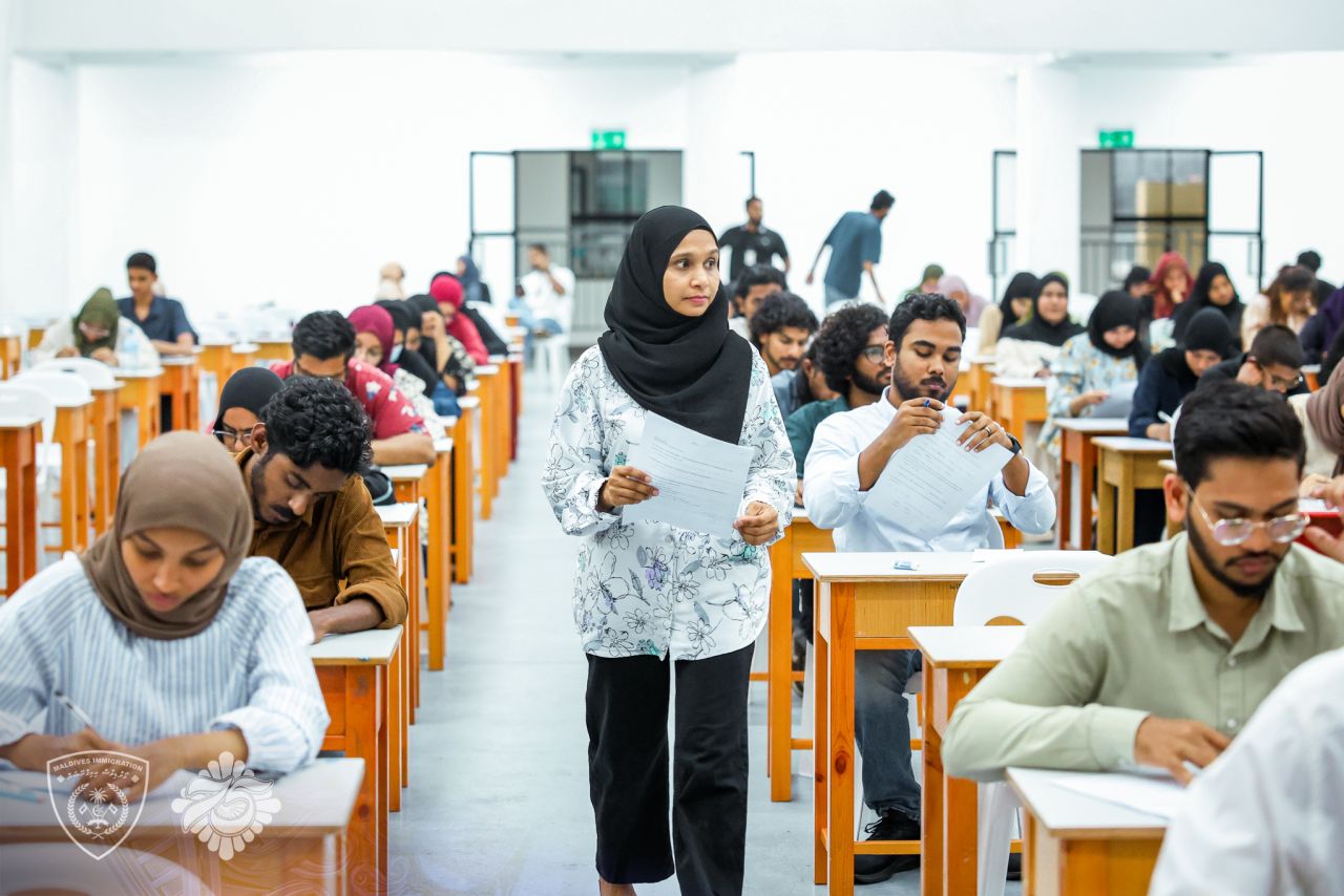 Immigration inn hulhuvaali 50 vazeefaage furusathah 549 meehaku imthihaanu hadhaifi