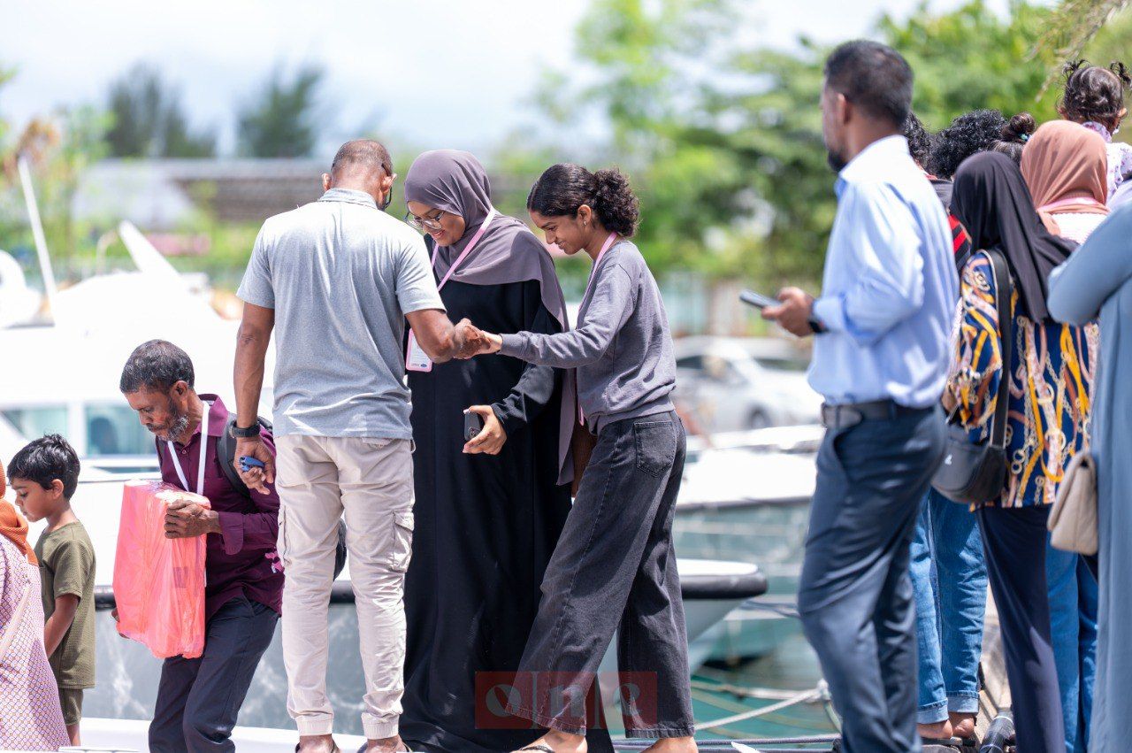 ވަން ފޮޓޯ: ބޮޑު އީދަށް ގިނަ ބަޔަކު ރަށްރަށަށް 