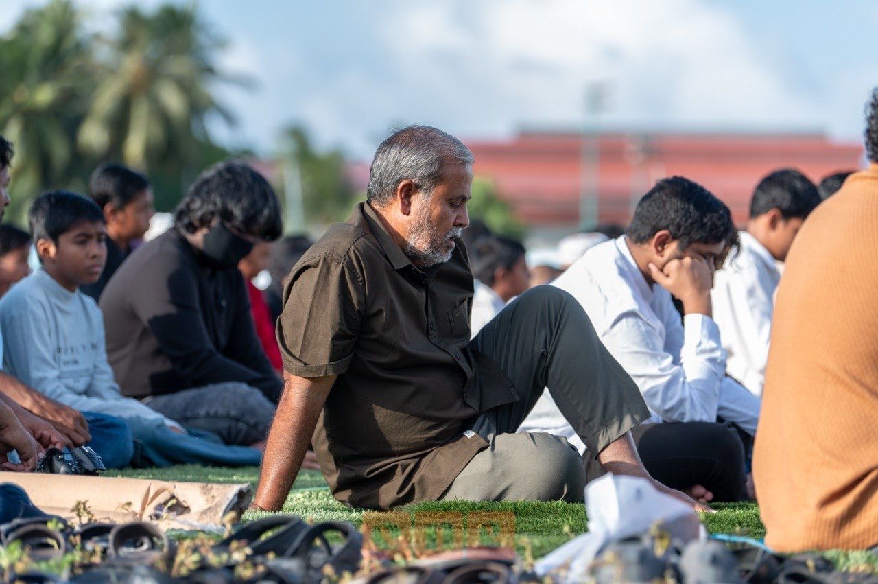 ވަން ފޮޓޯ: ތ. ވޭމަންޑޫގައި އަޟްހާ އީދު ނަމާދު ބޮޑު ޖަމާއަތުގައި ކުުރުން