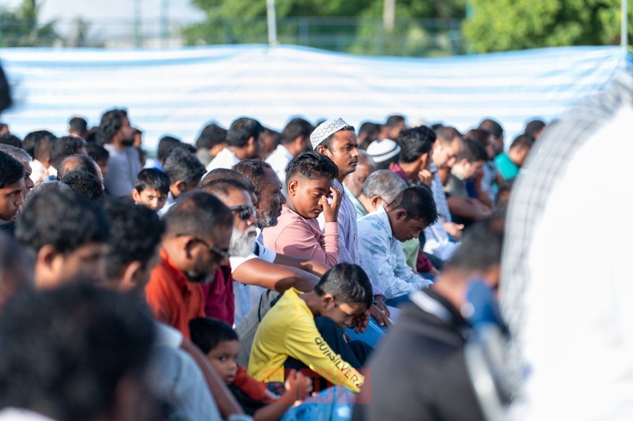 ވަން ފޮޓޯ: ތ. ވޭމަންޑޫގައި އަޟްހާ އީދު ނަމާދު ބޮޑު ޖަމާއަތުގައި ކުުރުން