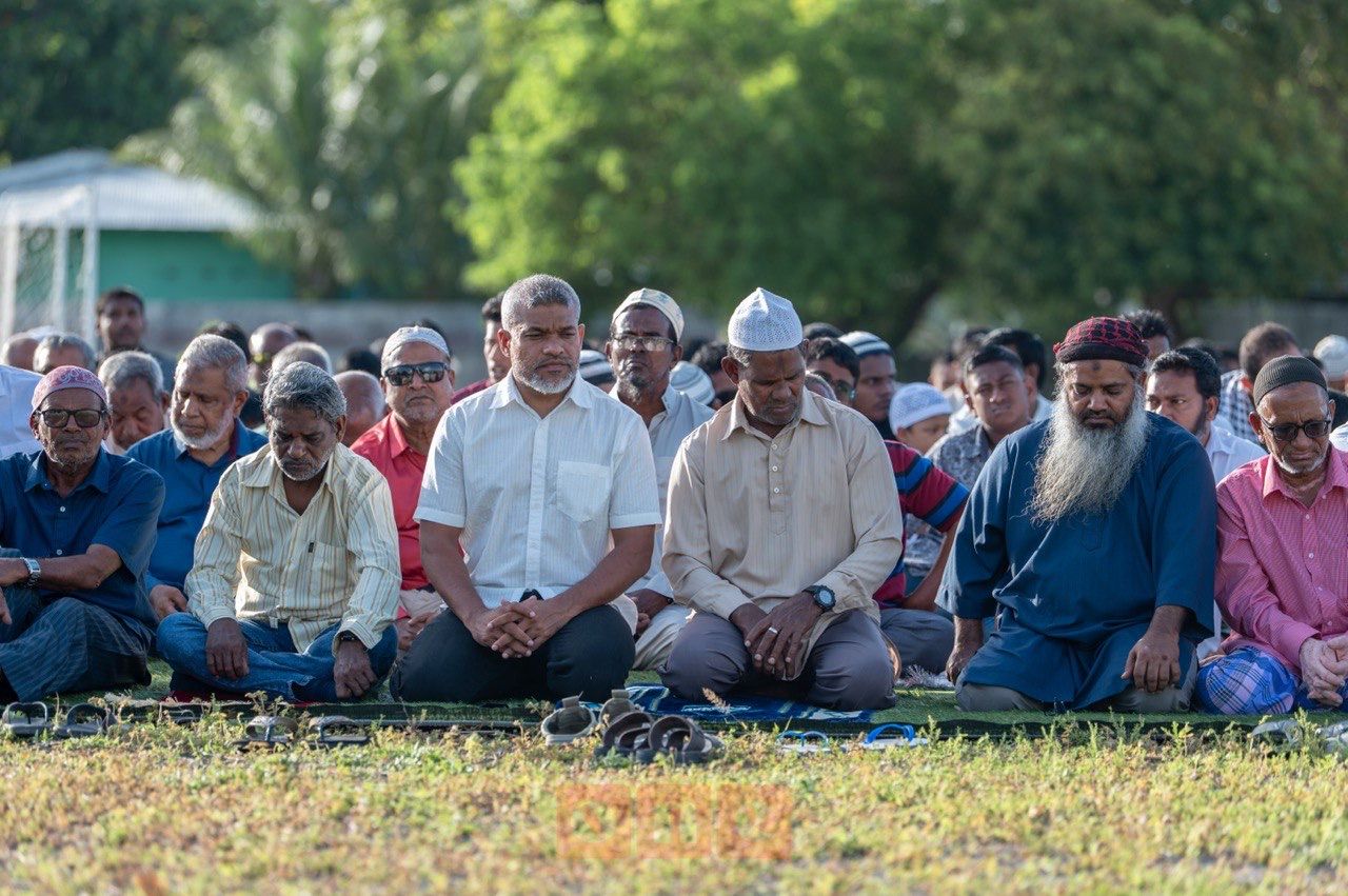 ވަން ފޮޓޯ: ތ. ވޭމަންޑޫގައި އަޟްހާ އީދު ނަމާދު ބޮޑު ޖަމާއަތުގައި ކުުރުން