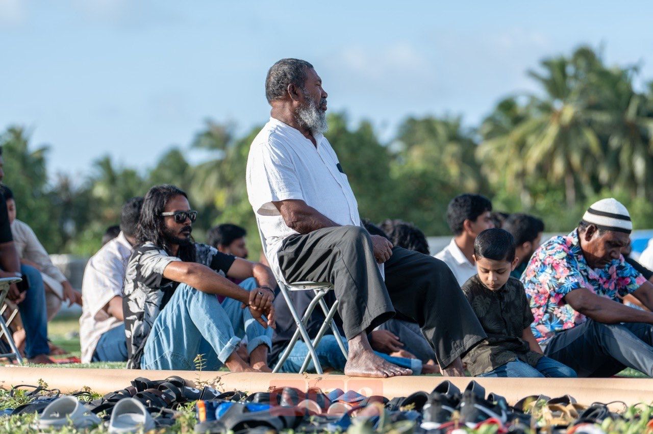 ވަން ފޮޓޯ: ތ. ވޭމަންޑޫގައި އަޟްހާ އީދު ނަމާދު ބޮޑު ޖަމާއަތުގައި ކުުރުން