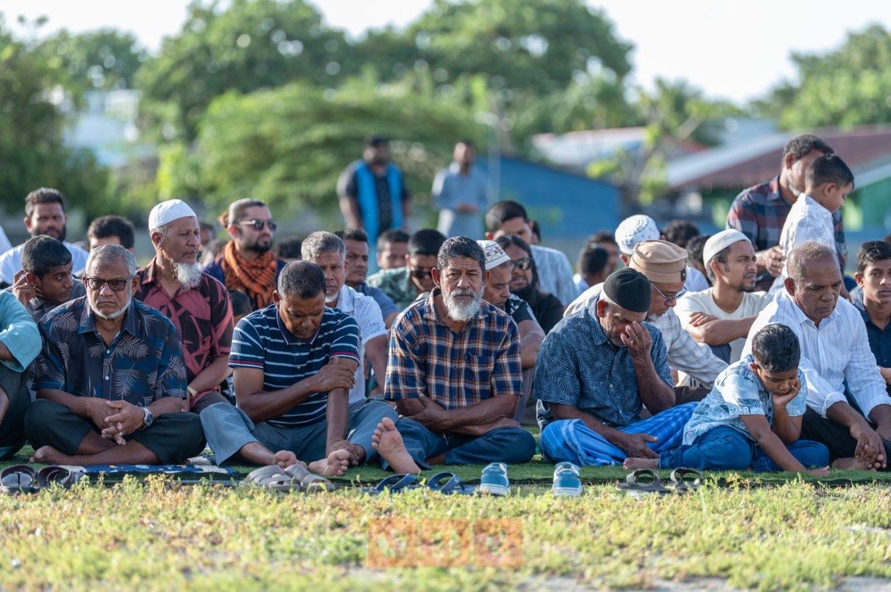 ވަން ފޮޓޯ: ތ. ވޭމަންޑޫގައި އަޟްހާ އީދު ނަމާދު ބޮޑު ޖަމާއަތުގައި ކުުރުން
