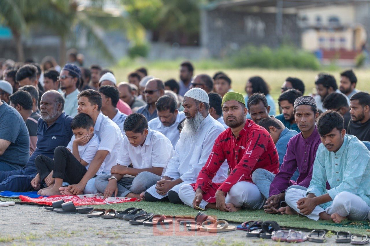 ވަން ފޮޓޯ: ތ. ވޭމަންޑޫގައި އަޟްހާ އީދު ނަމާދު ބޮޑު ޖަމާއަތުގައި ކުުރުން