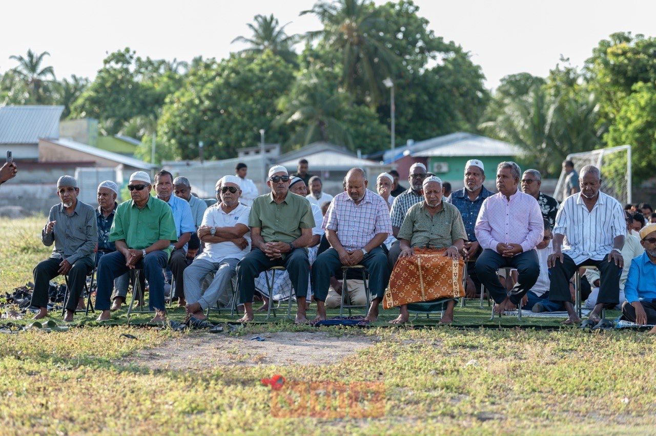 ވަން ފޮޓޯ: ތ. ވޭމަންޑޫގައި އަޟްހާ އީދު ނަމާދު ބޮޑު ޖަމާއަތުގައި ކުުރުން