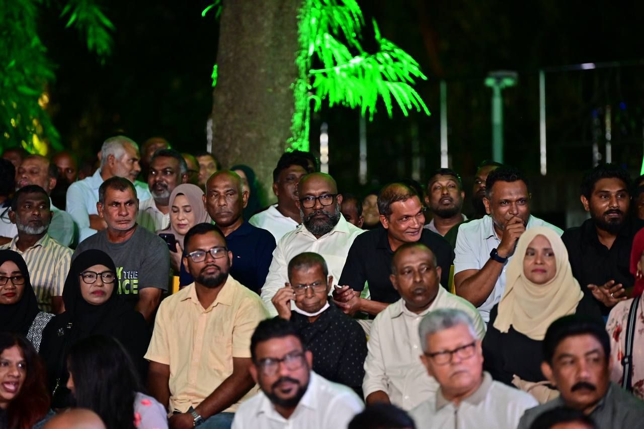ފޮޓޯ: ރައީސް ނަޝީދު އެނބުރި އެމްޑީޕީއަށް