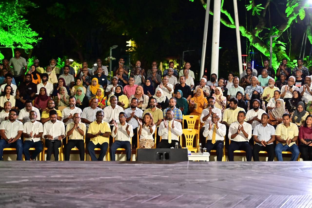 ފޮޓޯ: ރައީސް ނަޝީދު އެނބުރި އެމްޑީޕީއަށް