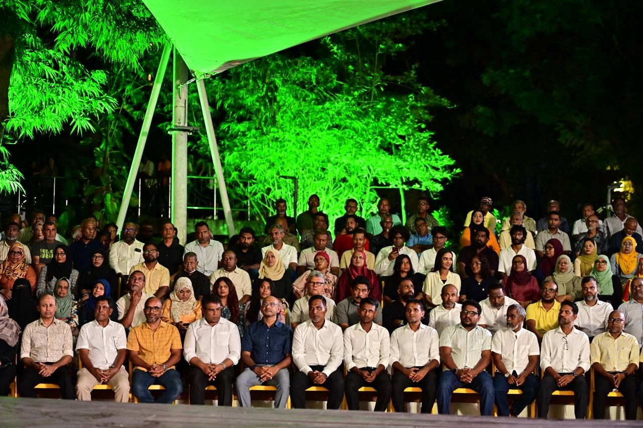 ފޮޓޯ: ރައީސް ނަޝީދު އެނބުރި އެމްޑީޕީއަށް