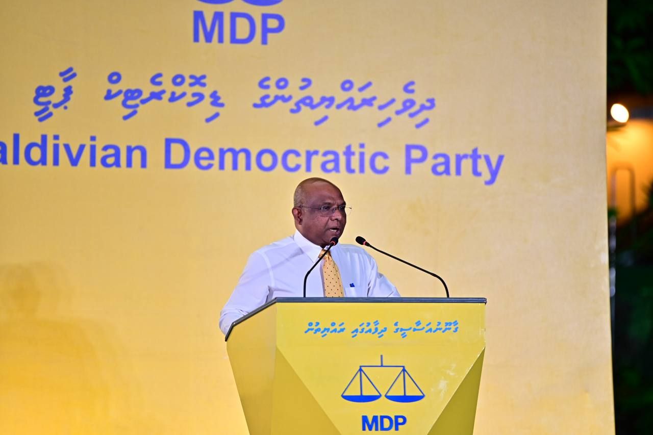 ފޮޓޯ: ރައީސް ނަޝީދު އެނބުރި އެމްޑީޕީއަށް