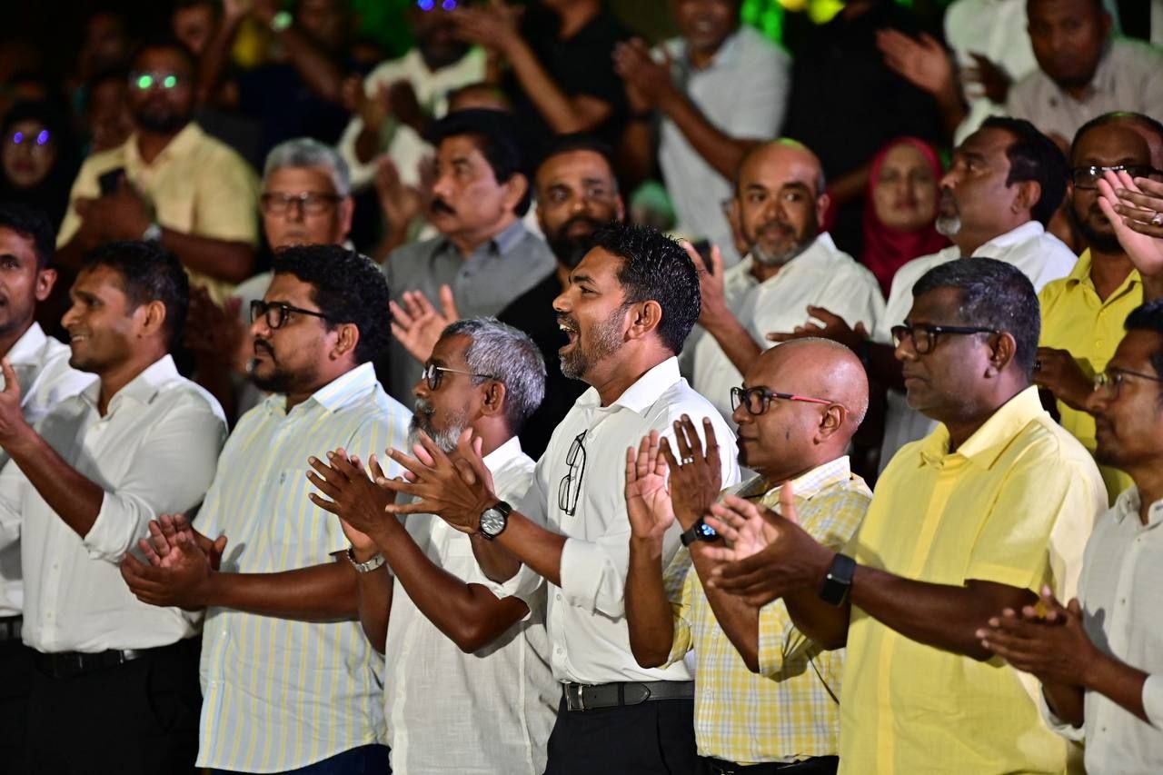 ފޮޓޯ: ރައީސް ނަޝީދު އެނބުރި އެމްޑީޕީއަށް