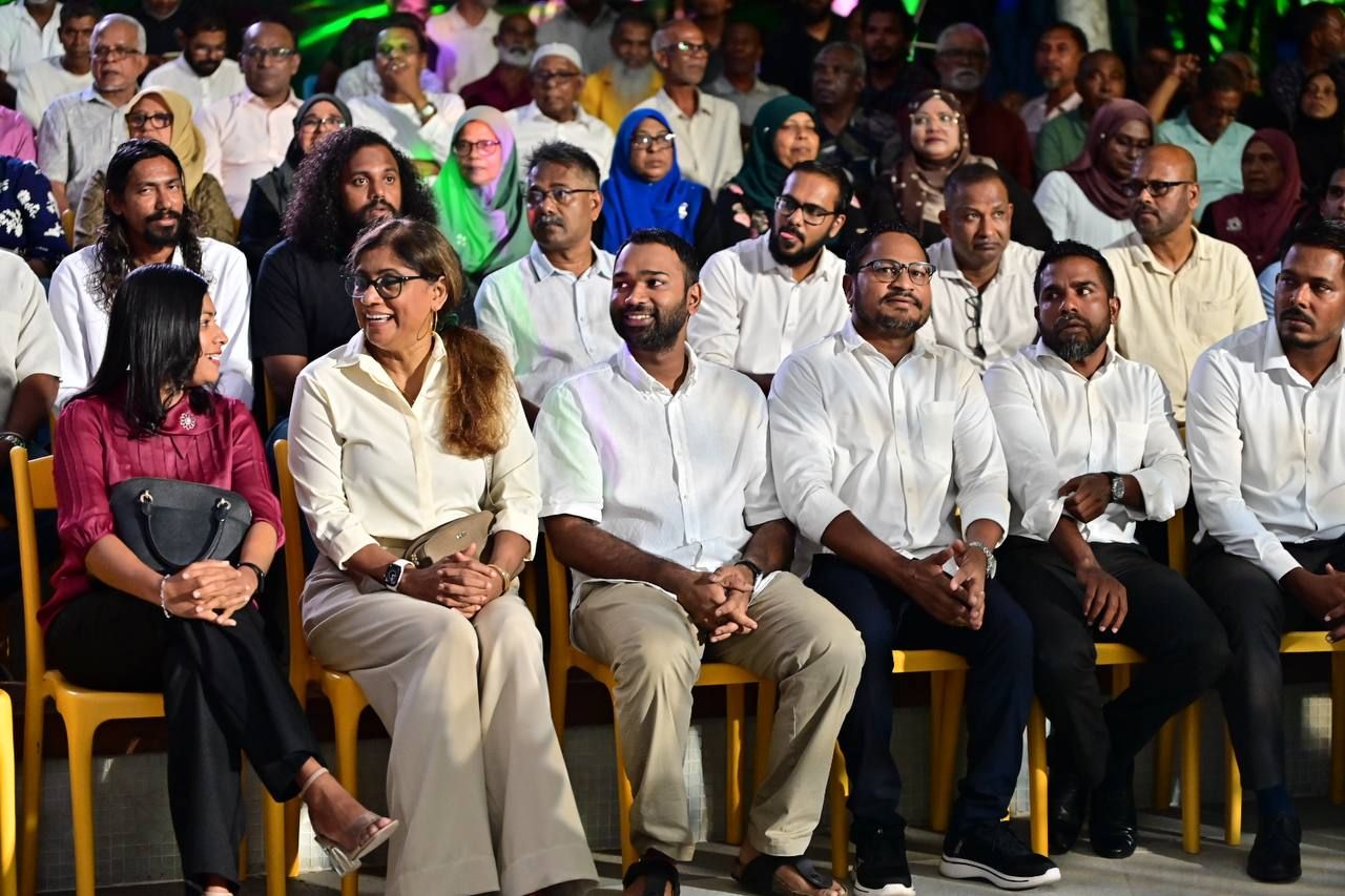 ފޮޓޯ: ރައީސް ނަޝީދު އެނބުރި އެމްޑީޕީއަށް