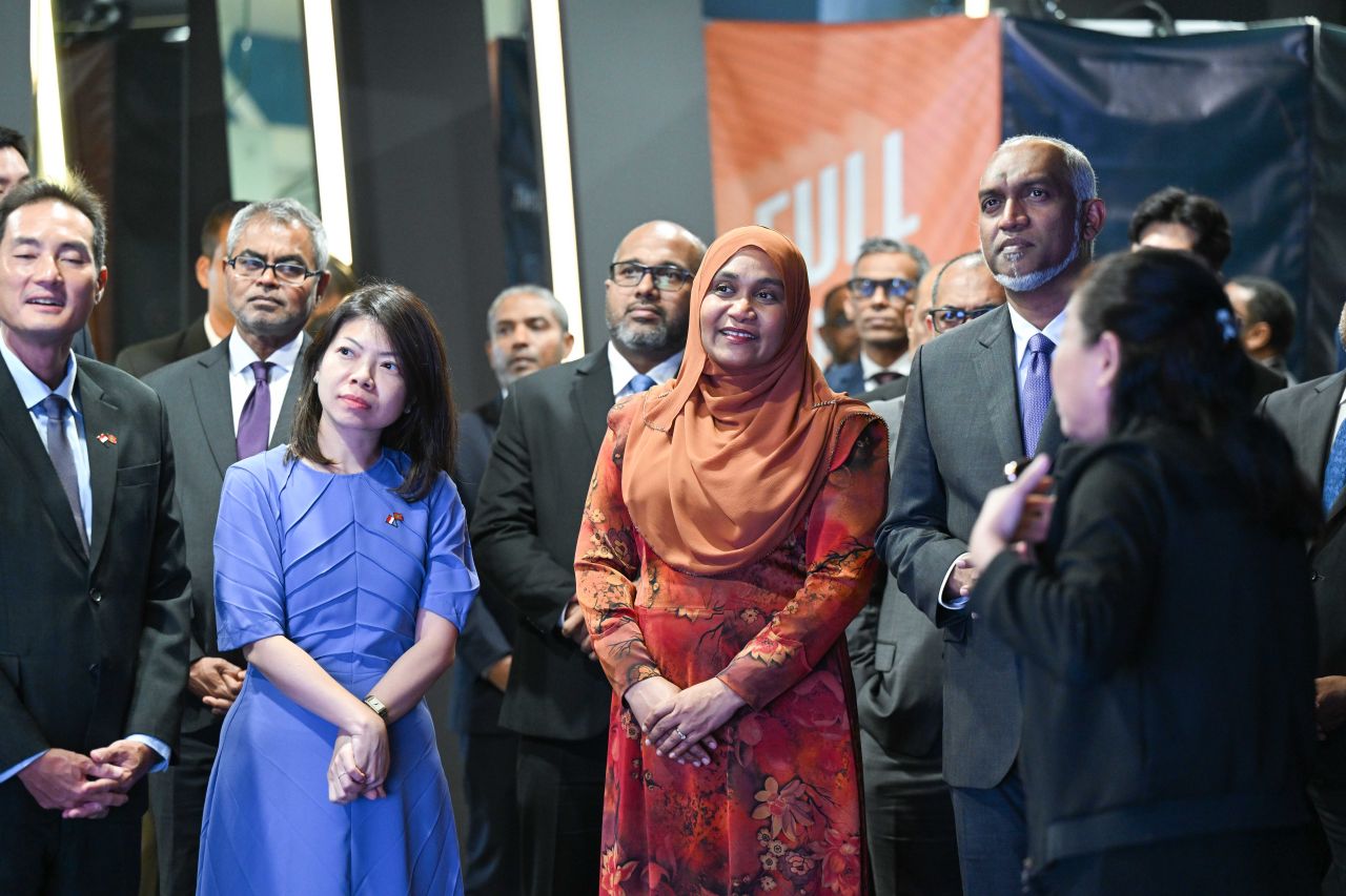 ވަން ފޮޓޯ: ރައީސްގެ ދެކަނބަލުން އައިޓީއީއަށް ޒިޔާރަތްކުރެއްވުން