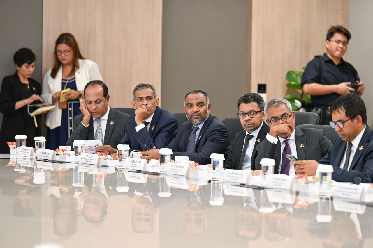 ވަން ފޮޓޯ: ރައީސްގެ ދެކަނބަލުން އައިޓީއީއަށް ޒިޔާރަތްކުރެއްވުން