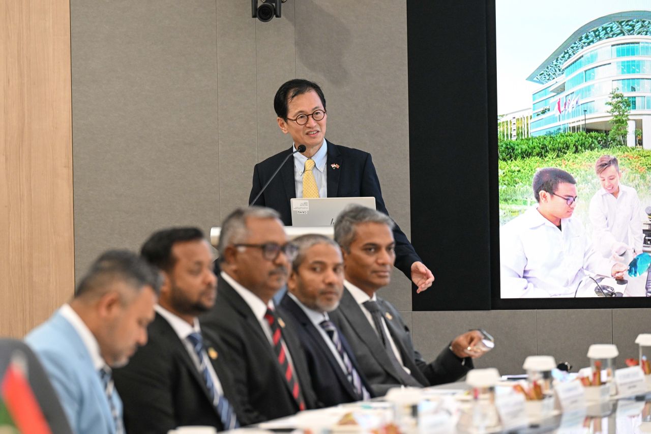 ވަން ފޮޓޯ: ރައީސްގެ ދެކަނބަލުން އައިޓީއީއަށް ޒިޔާރަތްކުރެއްވުން