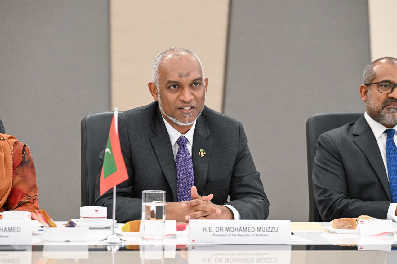 ވަން ފޮޓޯ: ރައީސްގެ ދެކަނބަލުން އައިޓީއީއަށް ޒިޔާރަތްކުރެއްވުން