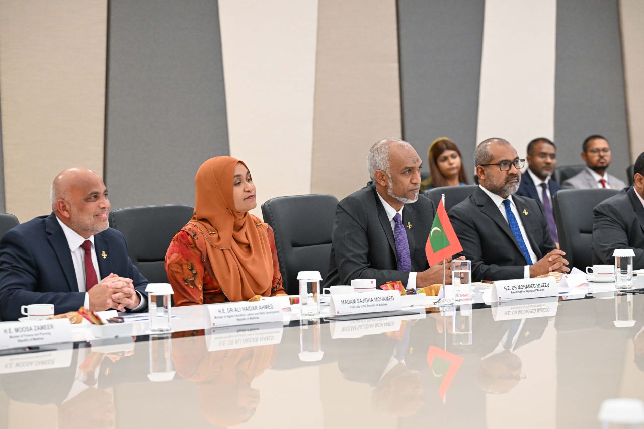 ވަން ފޮޓޯ: ރައީސްގެ ދެކަނބަލުން އައިޓީއީއަށް ޒިޔާރަތްކުރެއްވުން