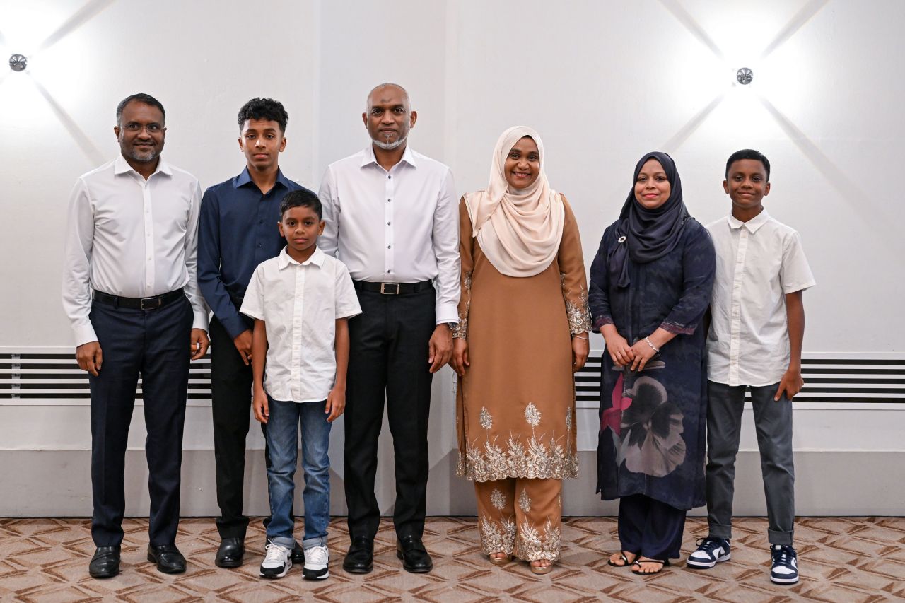 ވަން ފޮޓޯ: ސިންގަޕޫރުގައި ދިރިއުޅޭ ދިވެހީންނާ ރައީސް ބައްދަލުކުރެއްވުން