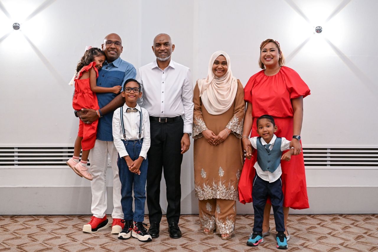 ވަން ފޮޓޯ: ސިންގަޕޫރުގައި ދިރިއުޅޭ ދިވެހީންނާ ރައީސް ބައްދަލުކުރެއްވުން