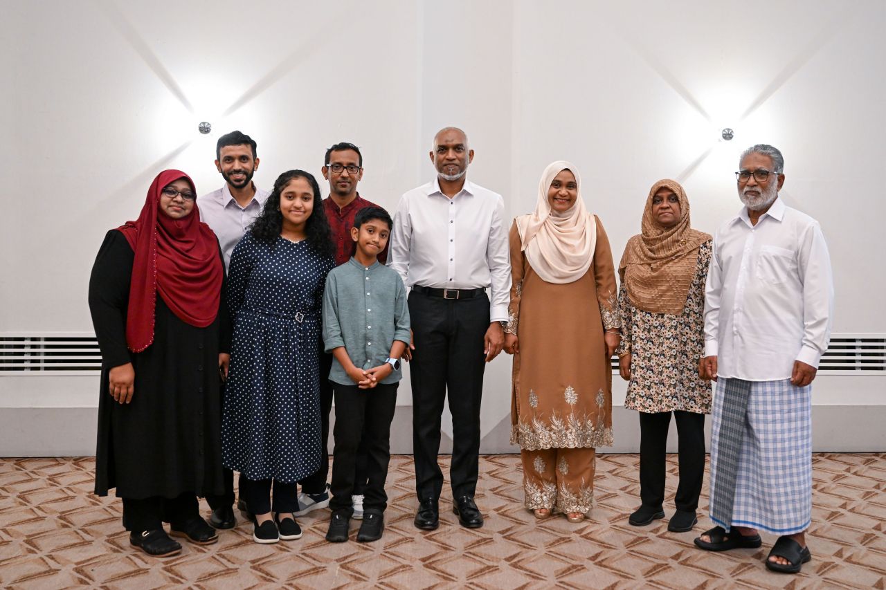 ވަން ފޮޓޯ: ސިންގަޕޫރުގައި ދިރިއުޅޭ ދިވެހީންނާ ރައީސް ބައްދަލުކުރެއްވުން